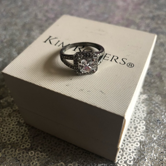 Gorgeous Princess Cut Cubic Zirconia Ring 💍 - Picture 7 of 9